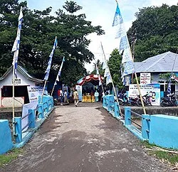 Jembatan beton menuju kantor desa alatengae